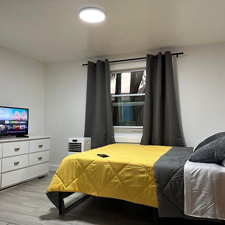 Serene Full Bed With 50 Inch Smart Tv, Netflix, Airplay, Mini-Fridge, And 500 Mbps Wifi Near Fiu, Dolphin Mall, Airport Маямі Екстер'єр фото